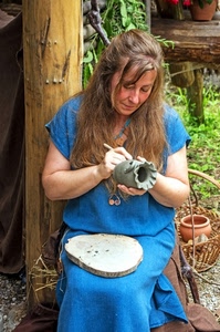 donna, vaso, legno, capelli, artigiana, artista, creta, blu, azzurro, abito, vestito, terracotta, vasi, vimini, artigianato, erba, tronco, palo, cesto, argilla, ceramica