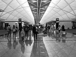 bianconero, numeri, stazione, passanti, riflesso, persone, passeggeri, viaggiatori, aeroporto, riflessi