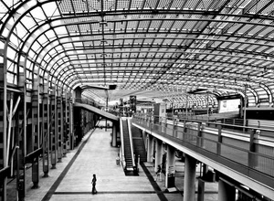 scale, stazione, bianconero, scala, geometrie, ringhiera, colonne, gradini, persona