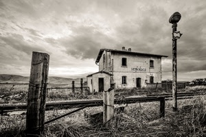 stazione, bianconero, binari, casa, cielo, ferrovia, casello, nuvole, erba, palo