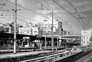 stazione, binari, bianconero, pali, palazzi, ferrovia, fili, treno, case, treni