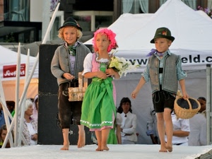 bambini, sfilata, tre, verde, cappelli, scalzi, piedi