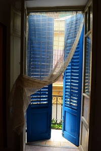 tenda, blu, persiane, porta, azzurro, finestra, balcone, ringhiera, bianco