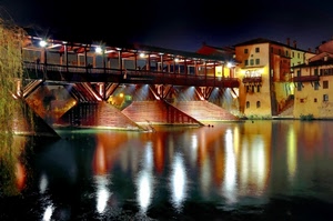 ponte, fiume, luci, case, riflessi, legno, notte, acqua, finestre, bassano, riflesso, scalini, piloni, notturno