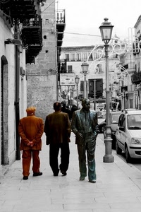 statua, lampione, passanti, marciapiede, lampioni, via, uomini, persone, tre, strada, balconi, auto