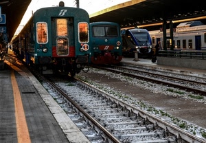 stazione, binari, treni, pensiline, treno, striscia, rotaie, traversine, marciapiede, locomotore, locomotiva, pensilina, riflessi, finestrini