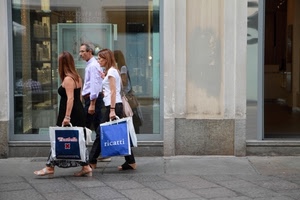vetrina, passanti, borse, buste, donne, acquisti, persone, strada, negozio, uomo, spesa, porta, camminare, tre, riflessi, shopping, riflesso