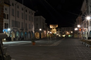 piazza, luci, notturno, portici, notte, finestre, archi, torre, lampioni, prospettiva, palazzi, porta