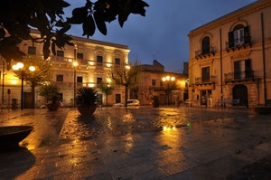 piazza, vasi, notturno, lampioni, luci, palazzi, albero, piante, alberi