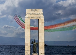 mare, monumento, tricolore, aerei, statua, nuvole, verde, rosso, scie, bianco, tricolori, colori, colonne, frecce, cielo