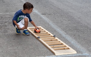 bambino, legno, strada, macchina, gioco, persiana, macchinina, scarpe, giocare, automobile, blu, finestra, gioca