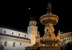 fontana, notte, luna, notturno, statue, chiesa, finestre, campanile, duomo, palazzo, buio, trento, piazza, torre
