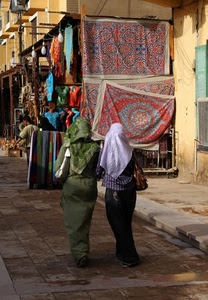 donne, due, tappeti, mercato, strada, passanti, verde, velo, colori, stoffe, negozio