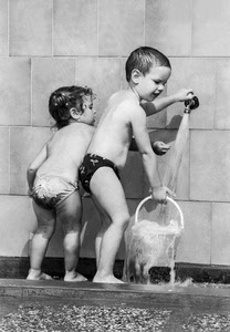 bambini, acqua, secchiello, rubinetto, due, bianconero, secchio, giocare, gioco