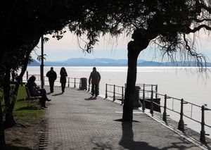 lago, panchina, acqua, alberi, silhouette, ringhiera, passanti, lungolago, controluce, ombre, persone, montagne, panchine, albero