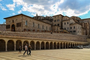 archi, piazza, portici, case, passanti, persone, auto, colonne, portico, assisi
