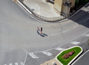 strada, aiuola, ombre, verde, due, curva, persone, strisce, fiori, passanti, righe, ringhiera, erba