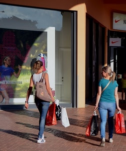 donne, vetrina, due, borse, buste, shopping, sacchetti, spesa, ragazze, vetrine, passanti, riflesso, bionde