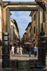 cornice, persone, case, strada, cielo, finestre, palazzi, passanti, vicolo