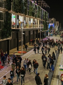 strada, persone, notte, verde, passanti, gente, passeggio, palazzi, lampioni, sera, notturno, vetrine, giovani, luci, expo, case, ragazzi, folla
