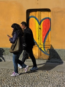 cuore, porta, donna, uomo, ombra, giallo, coppia, persone, due, rosso, borsa, portone, ombre, passanti