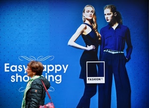 donne, blu, pubblicità, passante, modelle, moda, manifesto, tre, vetrina, scritta, azzurro, scritte