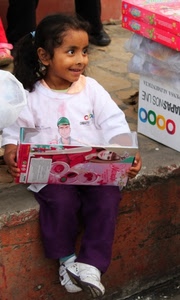 bambina, giocattolo, viola, scarpe, sorriso, bianco, bambola, seduta, scatola, codini
