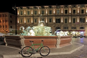 bicicletta, fontana, palazzo, piazza, notturno, verde, acqua, finestre