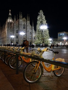 duomo, milano, biciclette, albero, natale, lampioni, notte, luci, piazza, giallo, notturno, guglie, persone, illuminazioni, chiesa