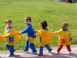 giallo, bambini, prato, verde, blu, fila, quattro, erba, grembiuli