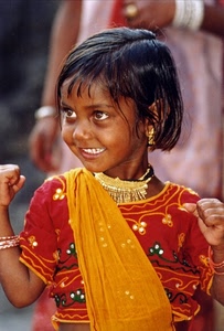 bambina, sorriso, occhi, rosso, giallo, collana, sguardo, capelli, vestito, ritratto, mani, arancione, velo, viso, pugni