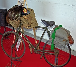 bicicletta, cappello, piume, ruote, divisa, sella, bersagliere, bici, zaino, rosso, verde, guerra, sellino