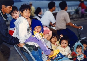 bambini, sorrisi, mani, tanti, saluti, cappelli, bicicletta, uomo, trasporto, strada, biciclette