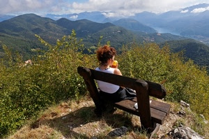 panchina, montagne, nuvole, panorama, verde, cielo, piante, donna, legno, cespugli, mangiare, montagna, mela, guardare, alberi, rocce, colline, seduta