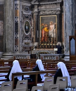 chiesa, suore, tre, sedie, altare, candelabri, panche, quadro, bianco, dipinto, interno, banchi, preghiera, monache, marmo, organo, velo, colonne