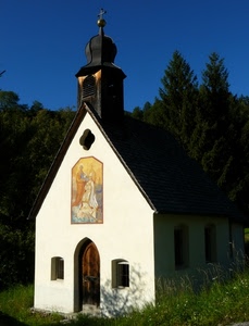 finestre, chiesa, affresco, alberi, croce, porta, campanile, verde, portone, cupola, dipinto, bianco, erba, cappella, chiesetta, blu, sfera, cielo, tetto, facciata