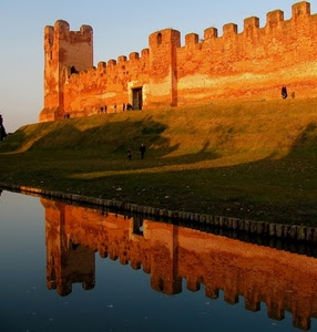 torre, acqua, riflesso, castello, merli, mura, erba, verde, cielo, fiume, riflessi, fossato, prato, fortificazione, ombra, persone
