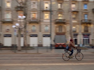 bicicletta, cestino, lampione, bici, palazzo, sfocato, mosso, ruote, città, strada, movimento, ragazza
