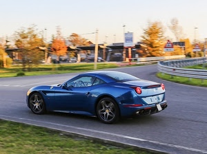 blu, strada, automobile, auto, alberi, ruote, macchina, incrocio, mosso, curva, ferrari, verde, panning, guardrail, erba, fanali, vettura