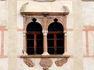 bifora, finestre, finestra, archi, colonne, bassorilievi, muro, capitelli, colonna, due, colonnine, decorazioni, palazzo, legno, affreschi, bianco