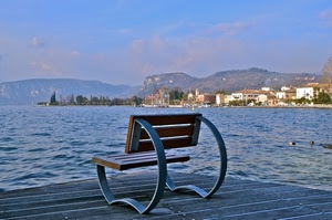 panchina, acqua, case, cielo, lago, mare, montagne, legno, alberi, nuvole, pontile, ferro, azzurro, paese, montagna, metallo