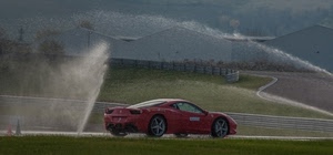 acqua, strada, auto, prato, rosso, getti, ferrari, automobile, pista, rossa, sportiva, ruote, spruzzi, guardrail, irrigazione, macchina