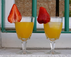 bicchieri, due, fragole, rosso, calici, giallo, succo, fragola, finestra, vetro