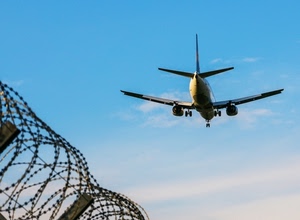 aereo, cielo, ali, nuvole, spinato, filo, aeroplano, coda, recinzione, volo, rete, ruote, atterraggio, carrello, azzurro, motori