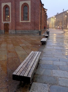 panchine, pioggia, strada, finestre, luci, bagnato, porta, lampioni, acqua, via, legno, passante, chiesa, auto, ombrello