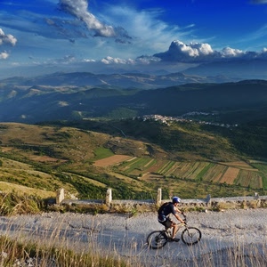 nuvole, strada, bicicletta, ciclista, cielo, panorama, montagne, colline, campi, uomo, verde, bici, montagna, casco, paese, paracarri
