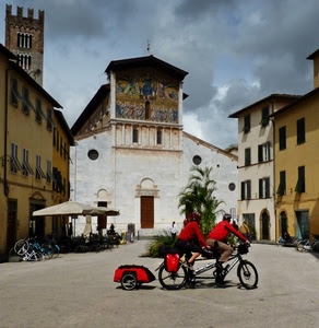 tandem, chiesa, piazza, rosso, nuvole, biciclette, due, ciclisti