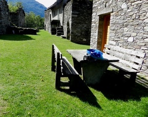 verde, tavolo, erba, panche, porta, legno, prato, zaino, pietre, panchine, case, montagna, pietra, alberi, borgo, ombre, montagne