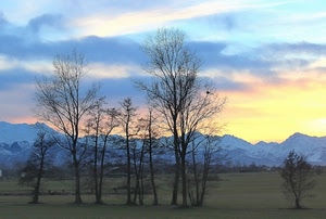 alberi, montagne, nuvole, tramonto, cielo, paesaggio, prato, verde, alba, rami, luce