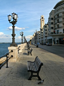 panchine, lampioni, lungomare, mare, cielo, strada, torre, nuvole, ringhiera, palazzi, acqua, semaforo, campanile, case, automobili, lampione, piccione